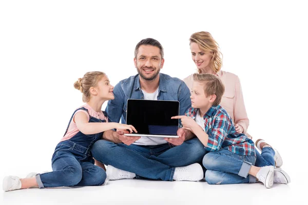 Familia usando laptop - foto de stock