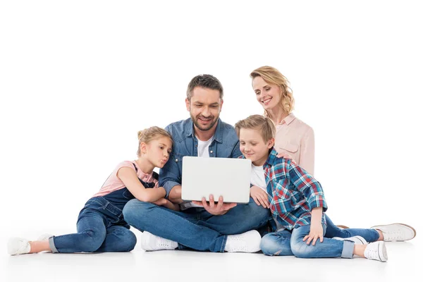 Familia usando laptop - foto de stock