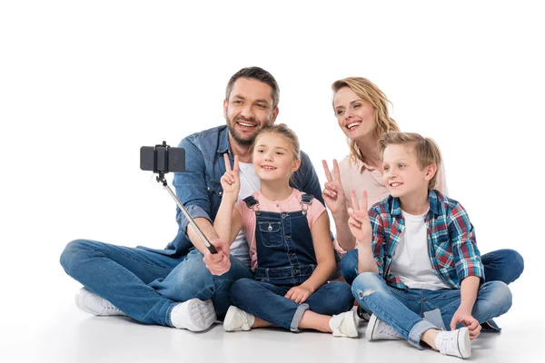 Familia tomando selfie en smartphone - foto de stock