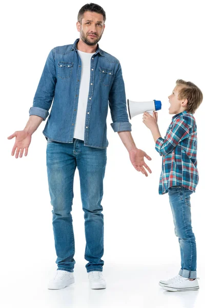 Padre e hijo con megáfono - foto de stock