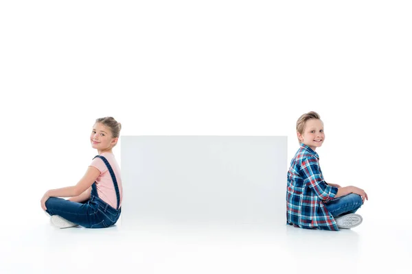 Lindos niños con banner en blanco - foto de stock