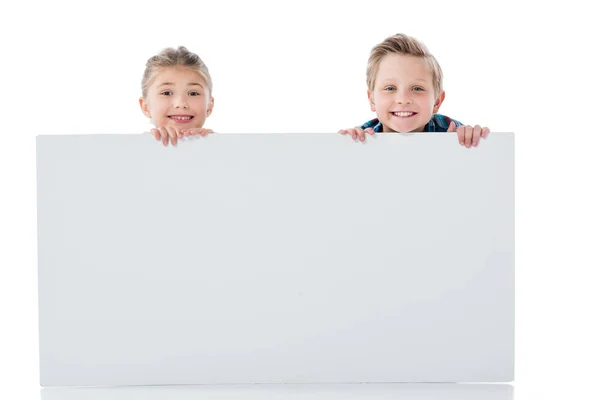 Lindos niños con banner en blanco - foto de stock