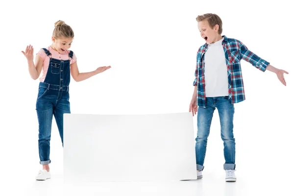 Lindos niños con banner en blanco - foto de stock