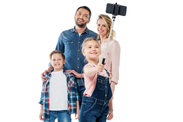 Familia tomando selfie con smartphone - foto de stock