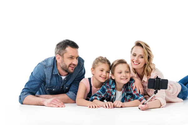 Familia tomando selfie con smartphone - foto de stock