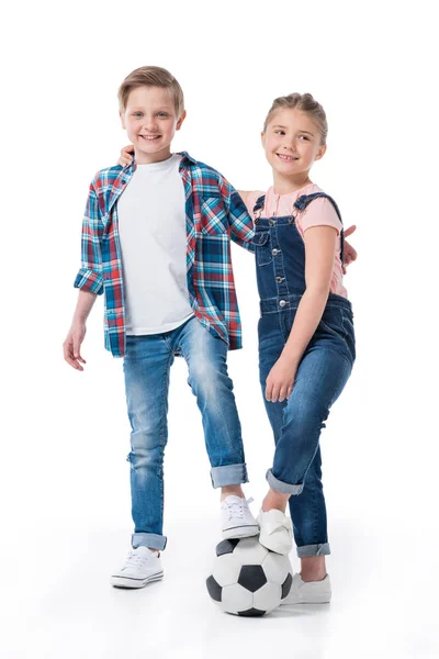 Hermano y hermana con balón de fútbol - foto de stock