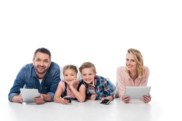 Familia usando dispositivos digitales - foto de stock