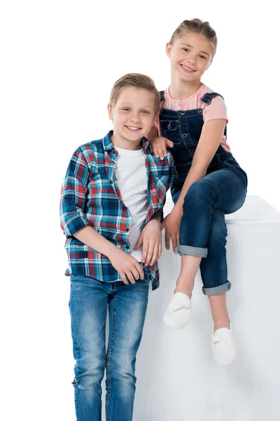 Enfants regardant caméra — Photo de stock