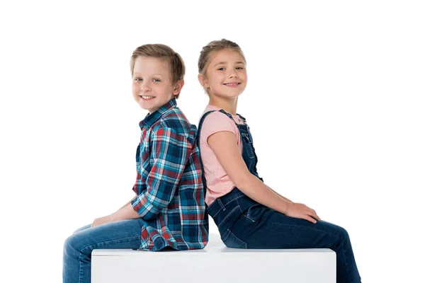 Niños sentados en cubo - foto de stock