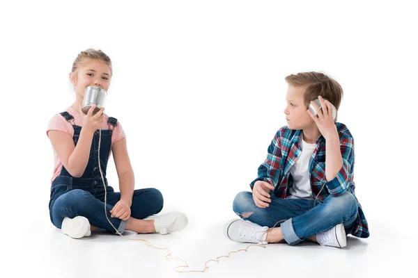 Kinder spielen zusammen — Stockfoto