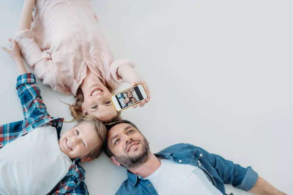 Happy casual taking selfie on smartphone — Stock Photo