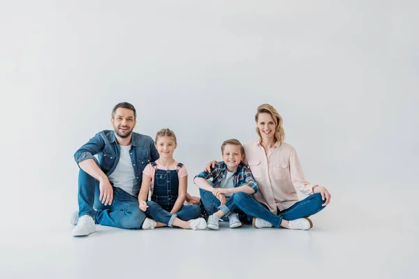 Sonriente familia mirando a la cámara - foto de stock