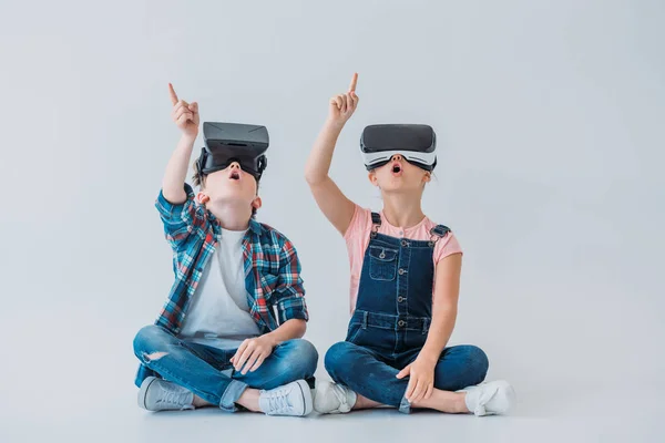 Kids using virtual reality headsets — Stock Photo