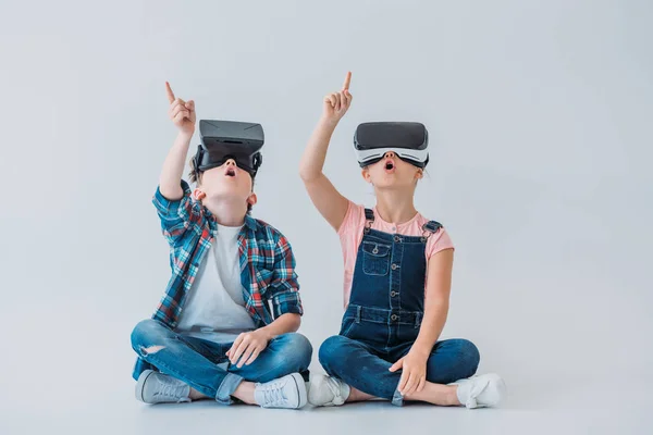 Enfants utilisant des casques de réalité virtuelle — Photo de stock