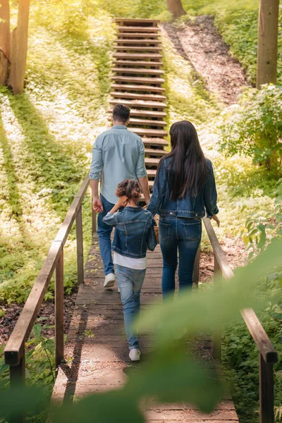 Familia pasar tiempo juntos - foto de stock