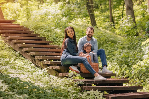 Família interracial passar tempo juntos — Fotografia de Stock