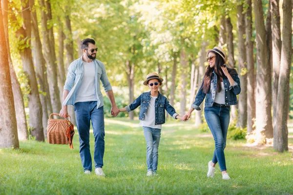 Família interracial passar tempo juntos — Fotografia de Stock