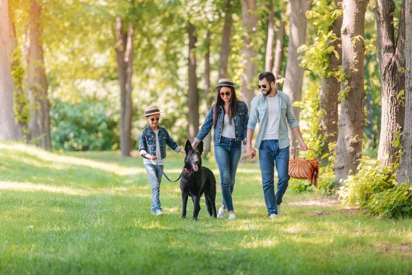 Interracial famille passer du temps ensemble — Photo de stock