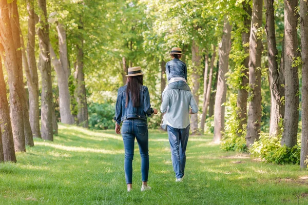 Familie verbringt Zeit miteinander — Stockfoto