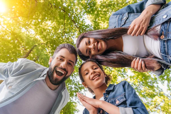 Joyeux jeune famille — Photo de stock