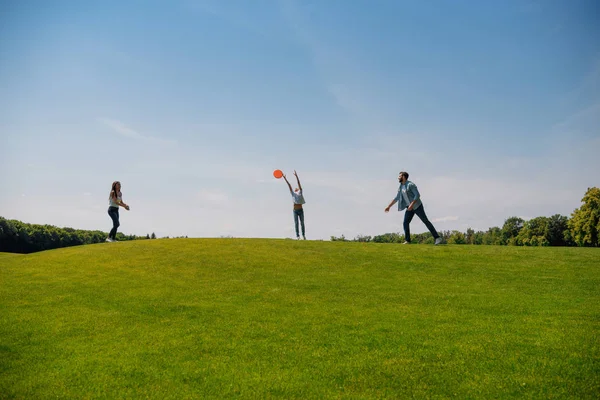 Famille jouer avec disque volant — Photo de stock