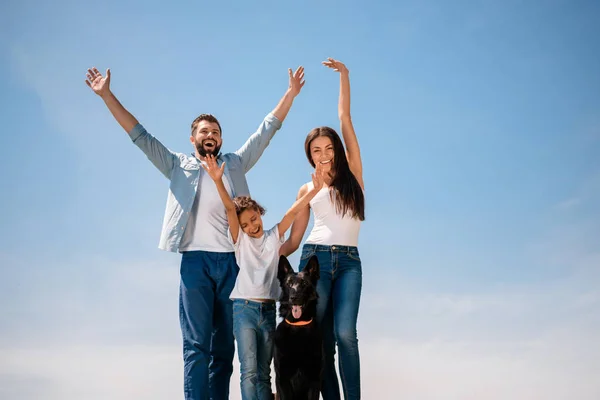 Famille heureuse avec chien — Photo de stock