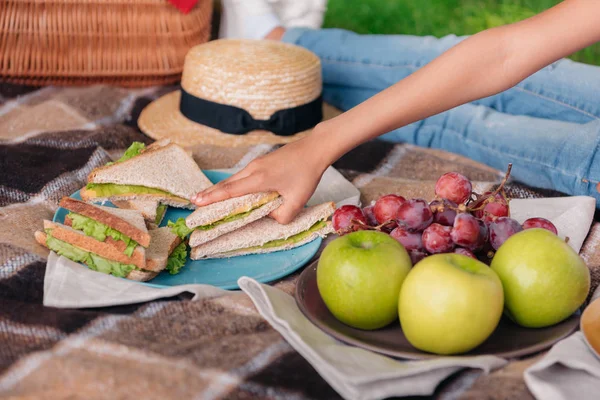 Hand holding sandwich — Stock Photo