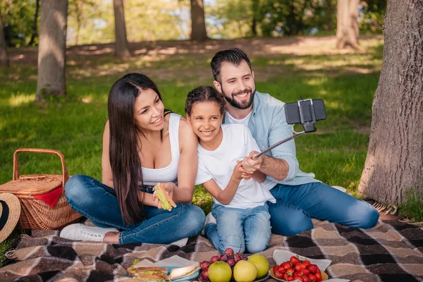 Prise de selfie en famille sur smartphone — Photo de stock