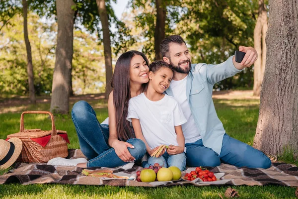 Famiglia che prende selfie — Foto stock