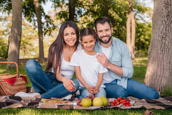 Família fazendo piquenique — Fotografia de Stock