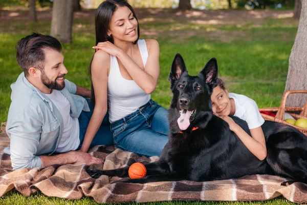 Famille ayant pique-nique — Photo de stock