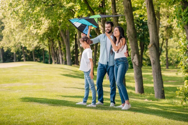Family playing with kite — Stock Photo