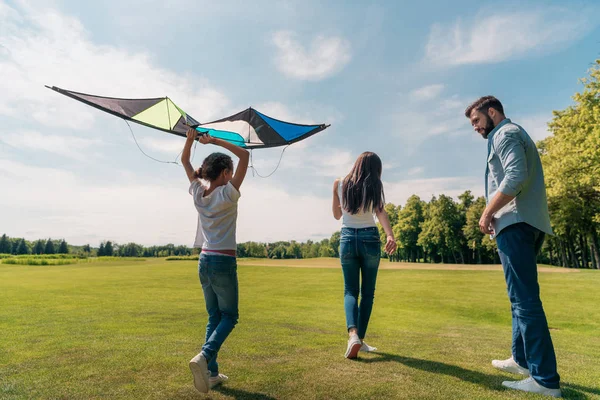 Famille jouer avec cerf-volant — Photo de stock