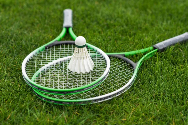 Shuttlecock en raquetas de bádminton - foto de stock