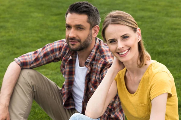 Paar sitzt auf Gras — Stockfoto