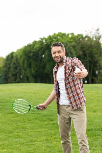 Uomo che gioca a badminton — Foto stock