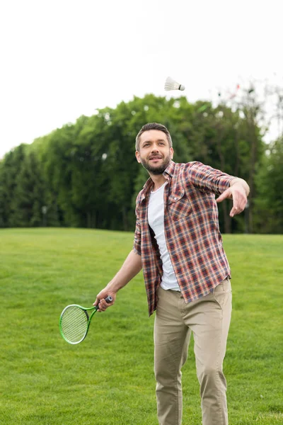 Man playing badminton — Stock Photo