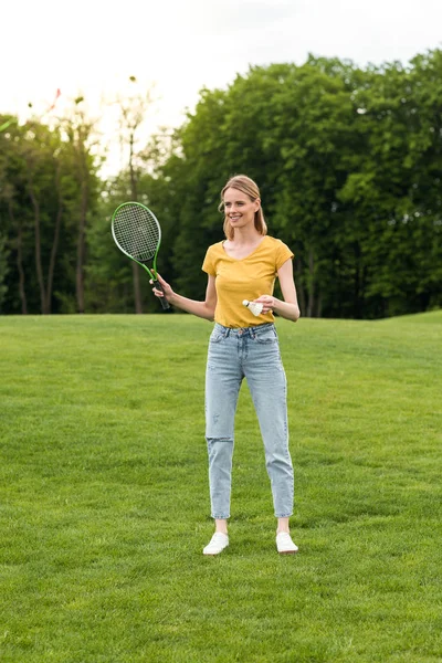 Mujer con raqueta de bádminton - foto de stock
