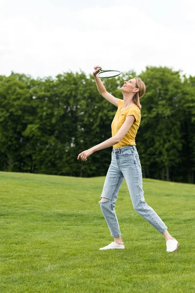 Mulher jogando badminton — Fotografia de Stock