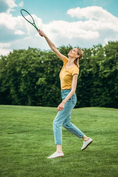 Woman playing badminton — Stock Photo