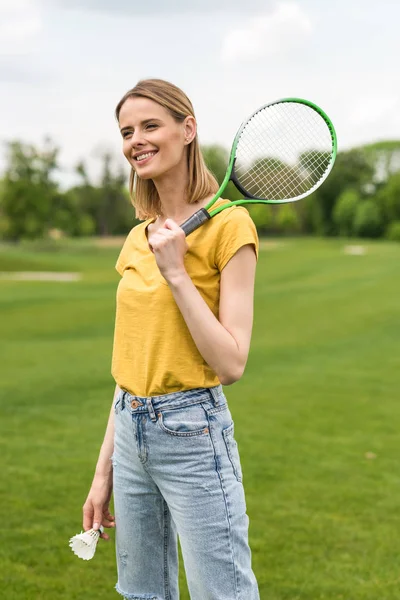 Mujer con raqueta de bádminton - foto de stock