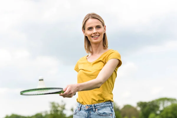 Mulher com badminton raquete — Fotografia de Stock