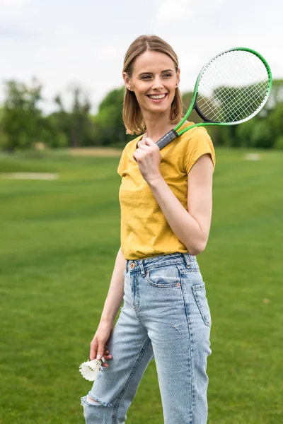 Mujer con raqueta de bádminton - foto de stock