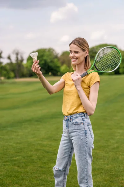 Mulher com badminton raquete — Fotografia de Stock