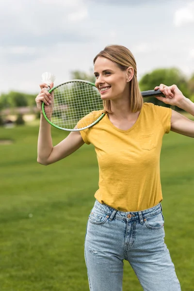 Mujer con raqueta de bádminton - foto de stock