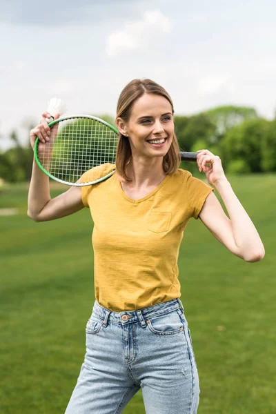 Donna con racchetta da badminton — Foto stock