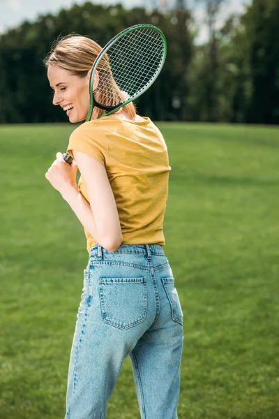 Donna con racchetta da badminton — Foto stock