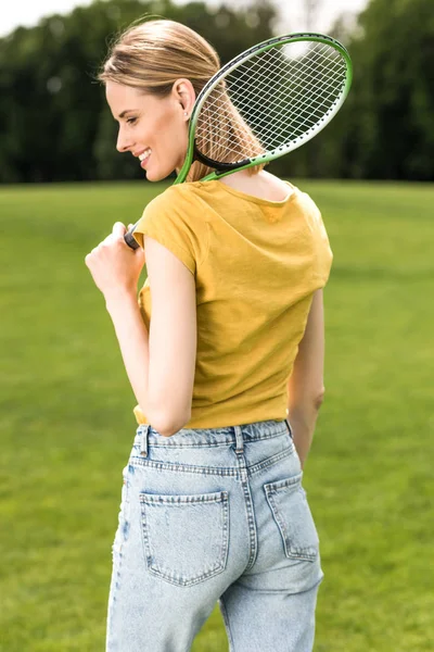 Donna con racchetta da badminton — Foto stock