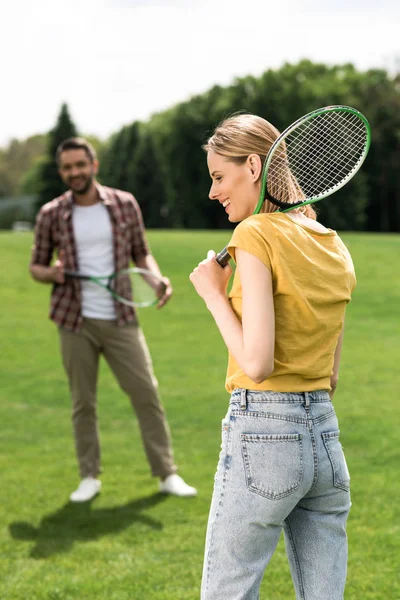 Coppia giocare badminton — Foto stock