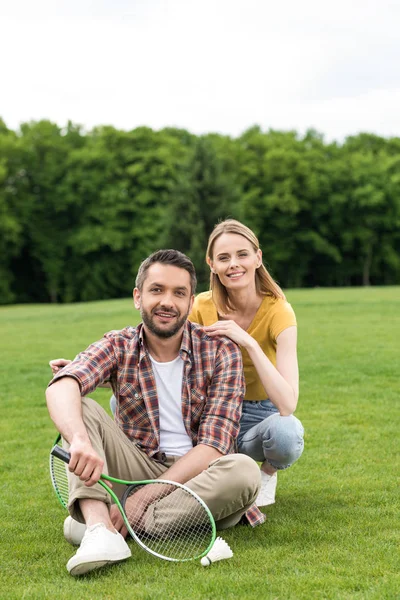 Pareja con raquetas de bádminton — Stock Photo